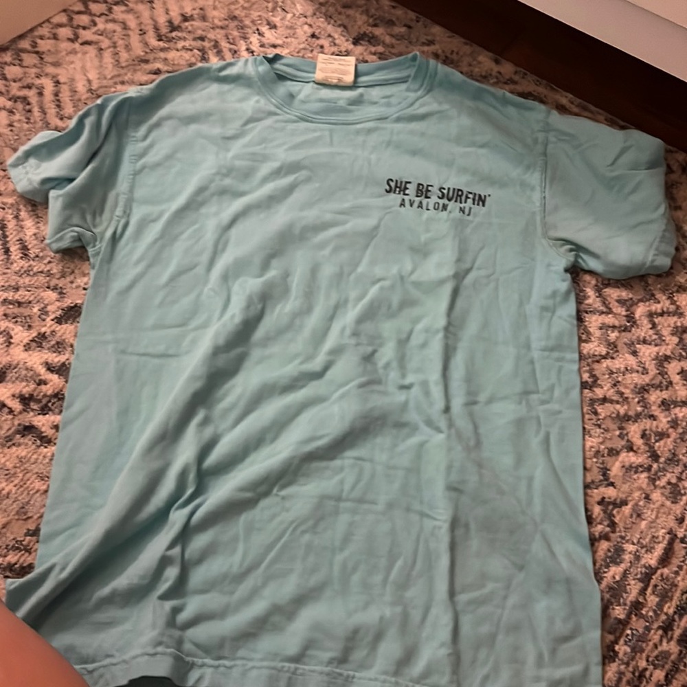 She be surfin t-shirt